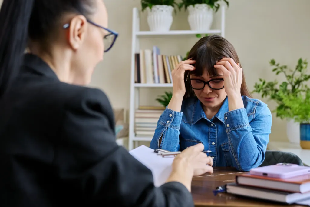 woman-patient-in-emotional-stress-at-therapy-meeti-2024-12-08-05-26-49-utc Pretirana reakcija šefa v službi zaradi jeze
