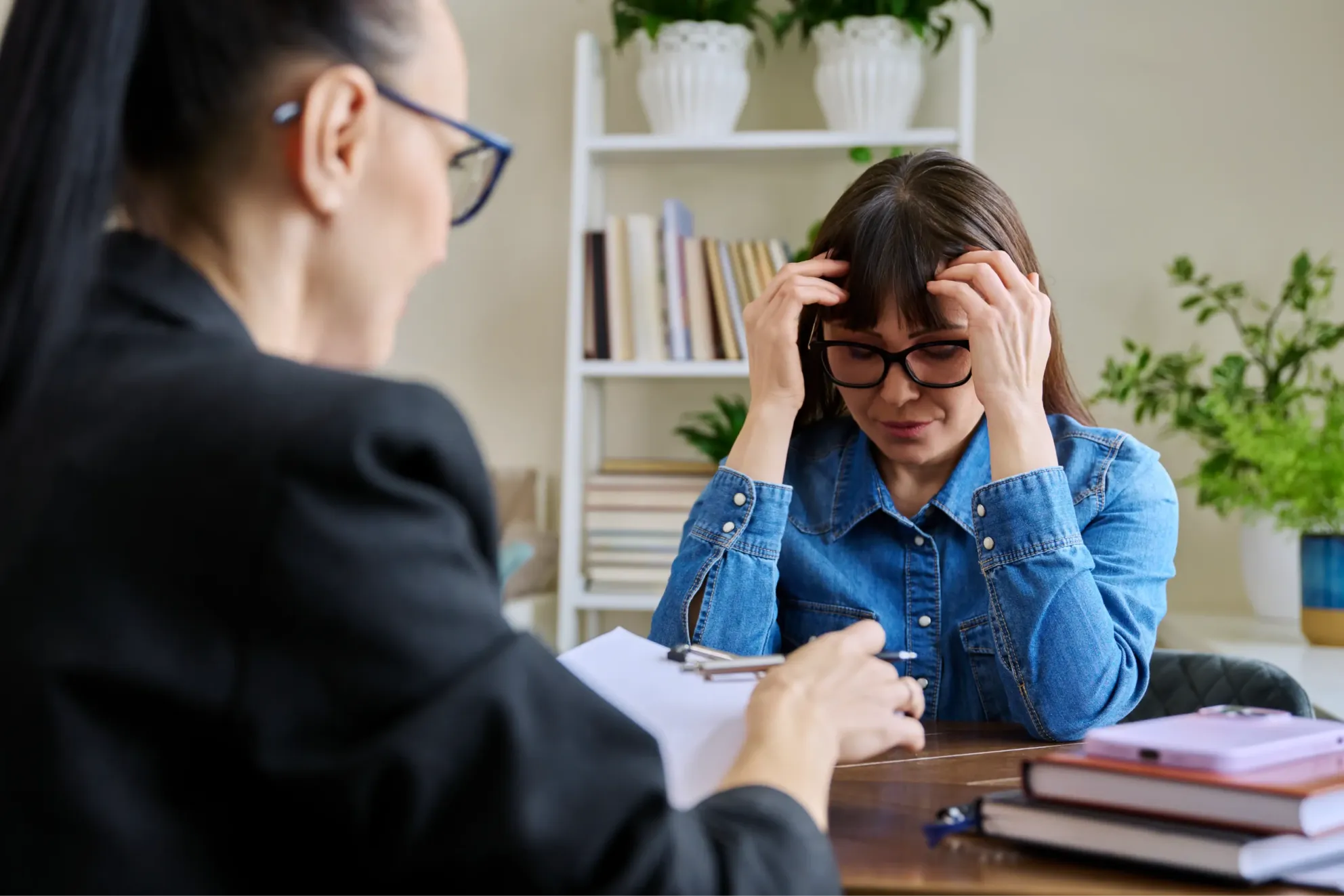 woman-patient-in-emotional-stress-at-therapy-meeti-2024-12-08-05-26-49-utc Pretirana reakcija šefa v službi zaradi jeze