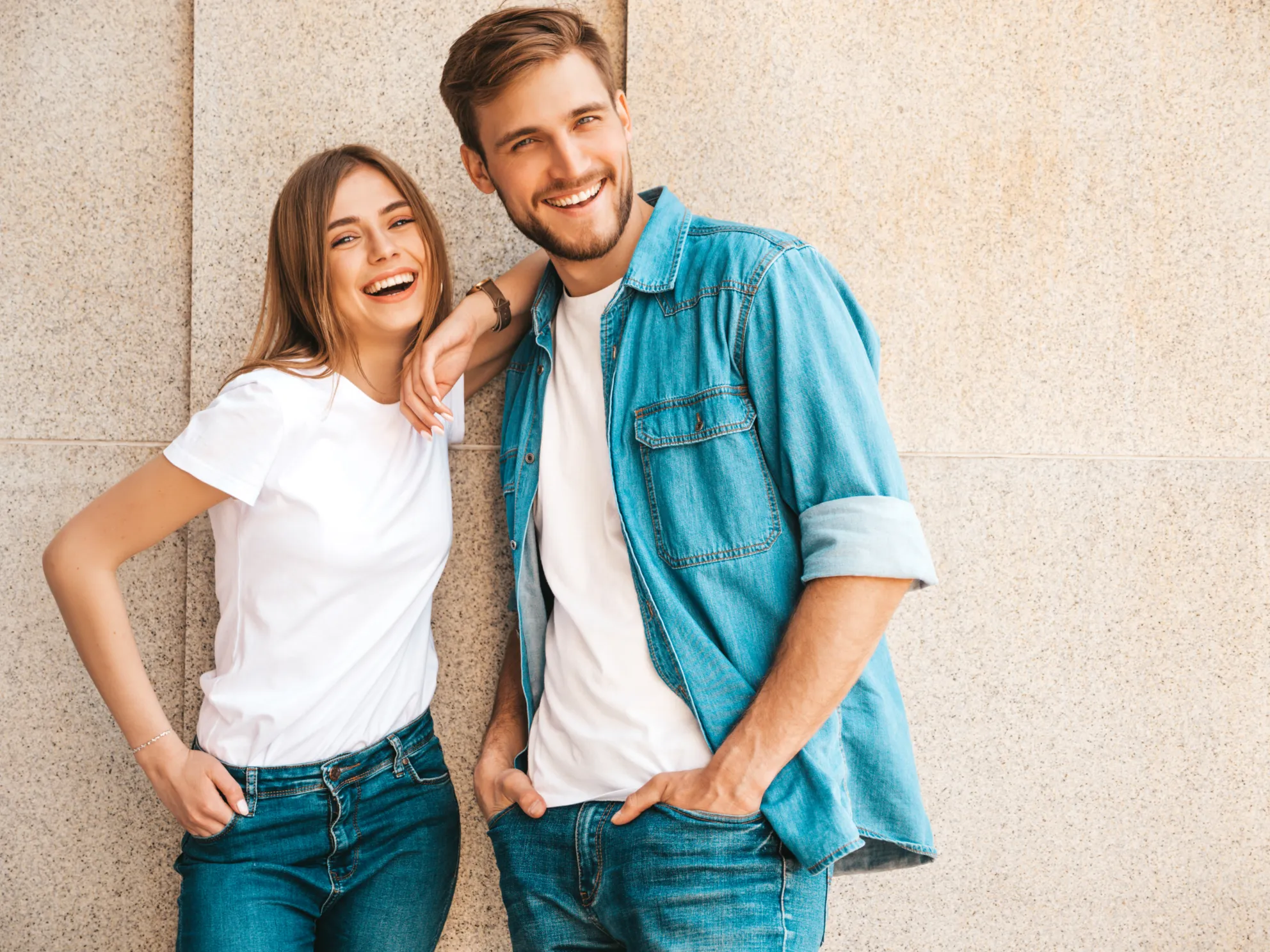 Portrait of smiling beautiful girl and her handsome boyfriend. Woman in casual summer jeans clothes. Happy cheerful family. Female having fun on the street background Razumevanje samega sebe in sprememba
